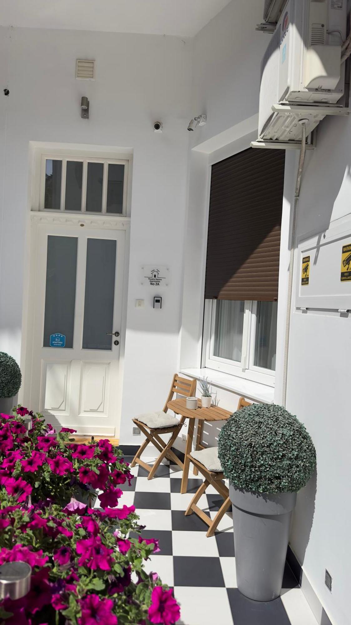 Theatre Square Apartments Novi Sad Buitenkant foto